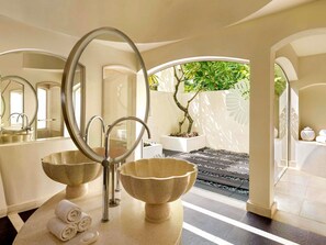 Villa, 2 slaapkamers, privézwembad, aan het strand (SO VIP, Living Room, Private Garden) | Lakens van Egyptisch katoen, luxe beddengoed