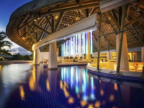 2 restaurants, breakfast, lunch, dinner served; seafood - SO/ Sofitel Mauritius (Bel Ombre)