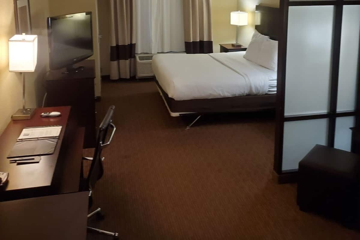 1 bedroom, premium bedding, pillowtop beds, desk