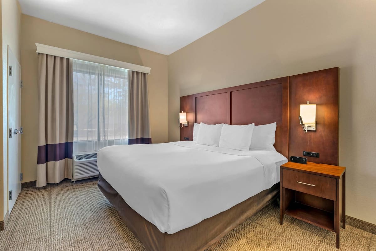 Suite, 1 trÚs grand lit, accessible aux personnes à mobilité réduite, non-fumeurs (Roll-In Shower) | 1 chambre, literie de qualité supérieure, surmatelas, bureau