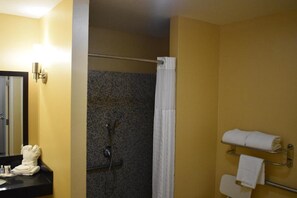 Suite, 1 très grand lit, accessible aux personnes à mobilité réduite, non-fumeurs (Roll-In Shower) | Salle de bain | Articles de toilette gratuits, sèche-cheveux, serviettes fournies