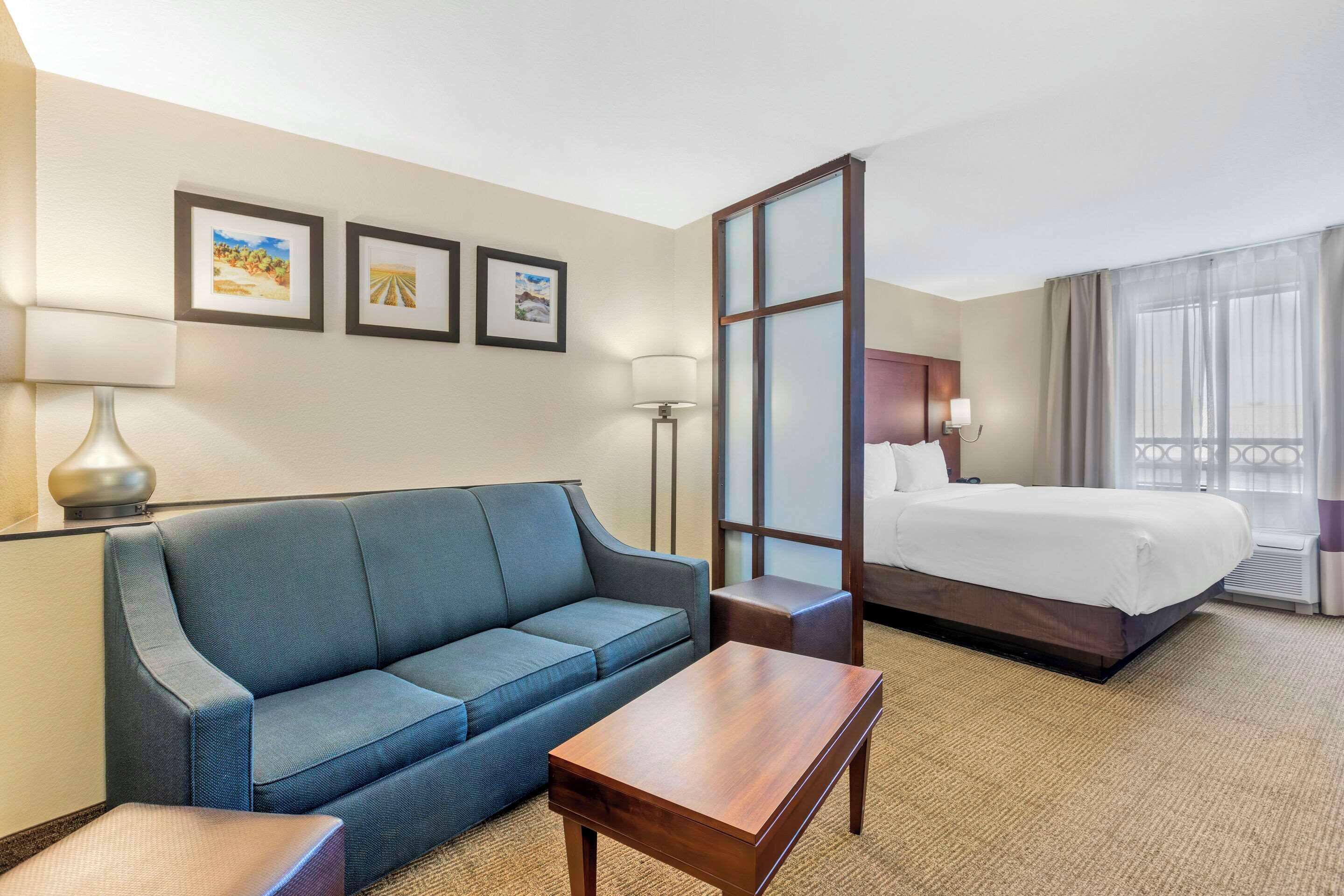 deluxe suite, 1 king bed, non smoking | 1 bedroom, premium bedding, pillow-top beds, desk