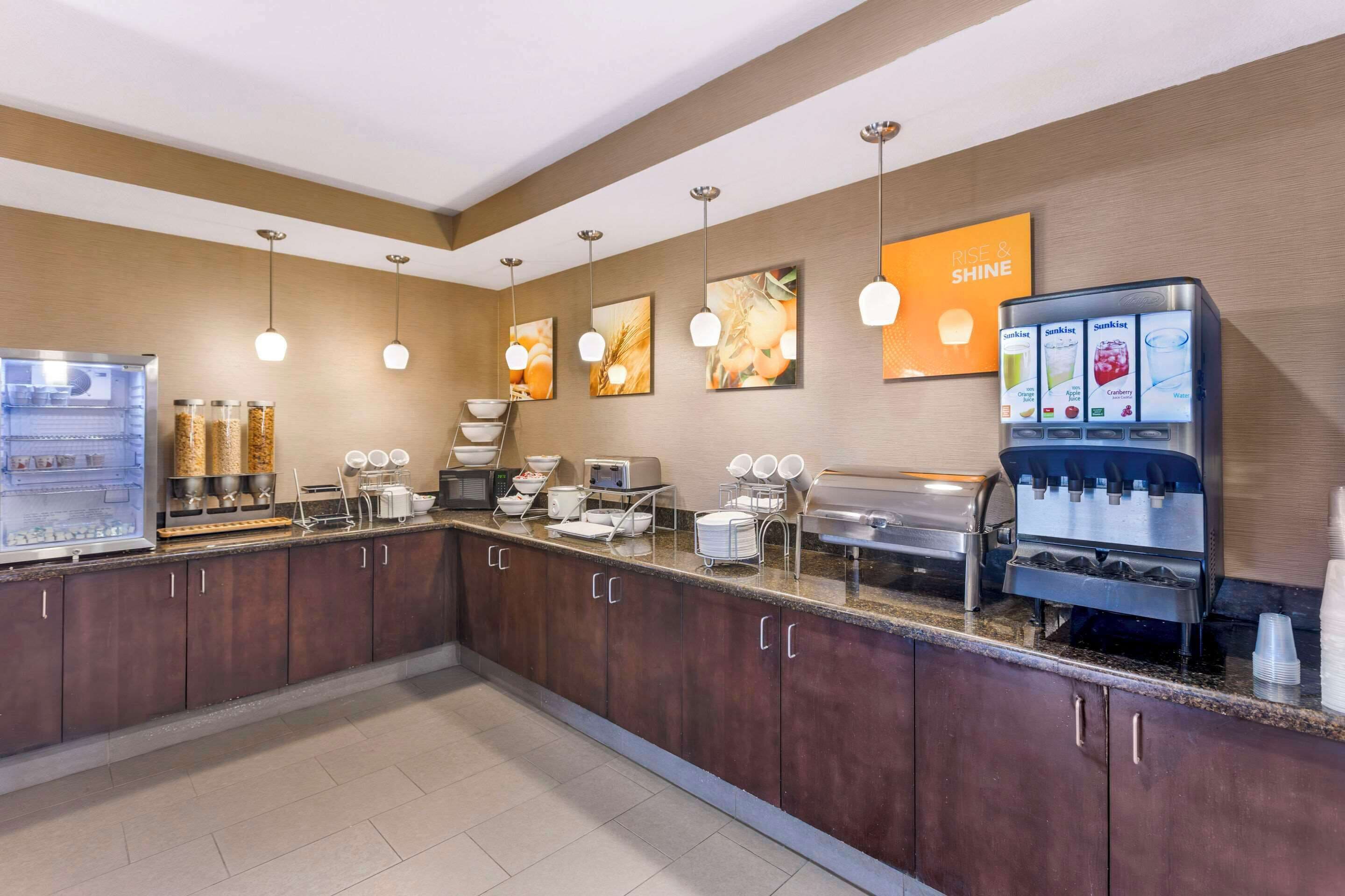 free daily full breakfast