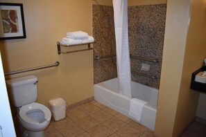 Suite, 2 grands lits, accessible aux personnes à mobilité réduite, non-fumeurs | Salle de bain | Articles de toilette gratuits, sèche-cheveux, serviettes fournies