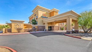 A Comfort Suites hotel with a modern design, a covered entrance, and a parking lot. - Comfort Suites Blythe (Blythe)