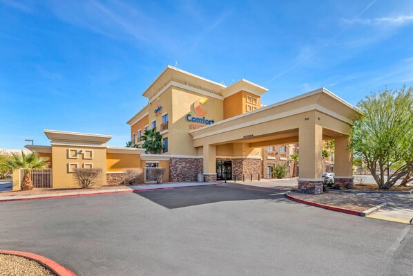 A Comfort Suites hotel with a modern design, a covered entrance, and a parking lot. - Comfort Suites Blythe (Blythe)