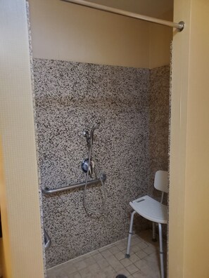 Suite, 1 très grand lit, accessible aux personnes à mobilité réduite, non-fumeurs (Roll-In Shower) | Douche de la salle de bain