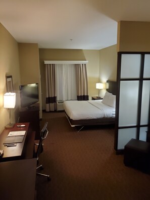 Suite, 1 très grand lit, accessible aux personnes à mobilité réduite, non-fumeurs (Roll-In Shower) | 1 chambre, literie de qualité supérieure, surmatelas, bureau