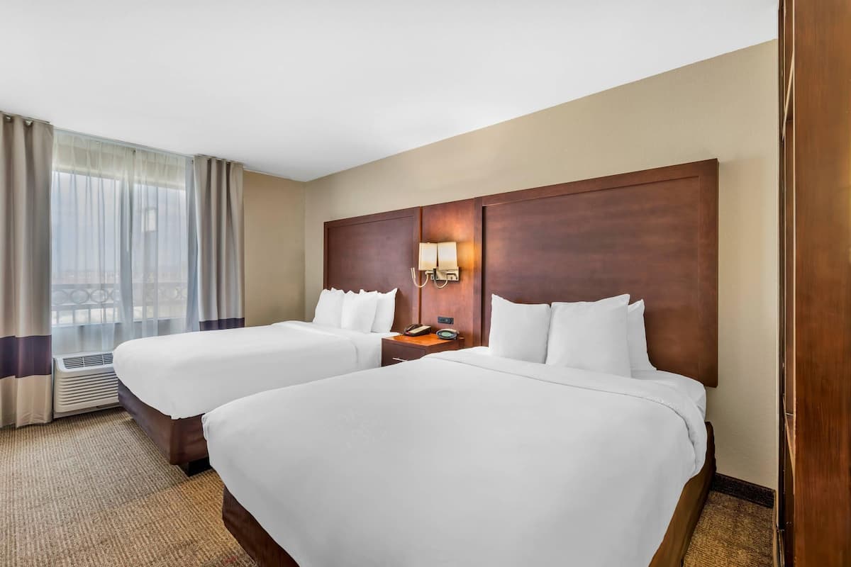 Suite, 2 grands lits, accessible aux personnes à mobilité réduite, non-fumeurs | 1 chambre, literie de qualité supérieure, surmatelas, bureau