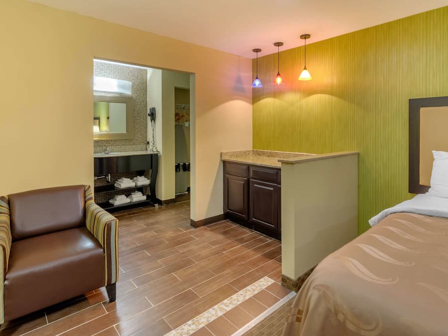 Een bureau, een strijkplank/strijkijzer, gratis wifi, beddengoed