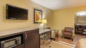 Escritorio, tabla de planchar con plancha, wifi gratis y ropa de cama