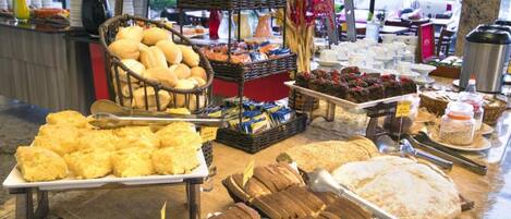 Se sirven almuerzos y cenas, cocina brasileña