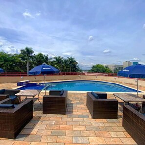 Utomhuspool, parasoller och solstolar