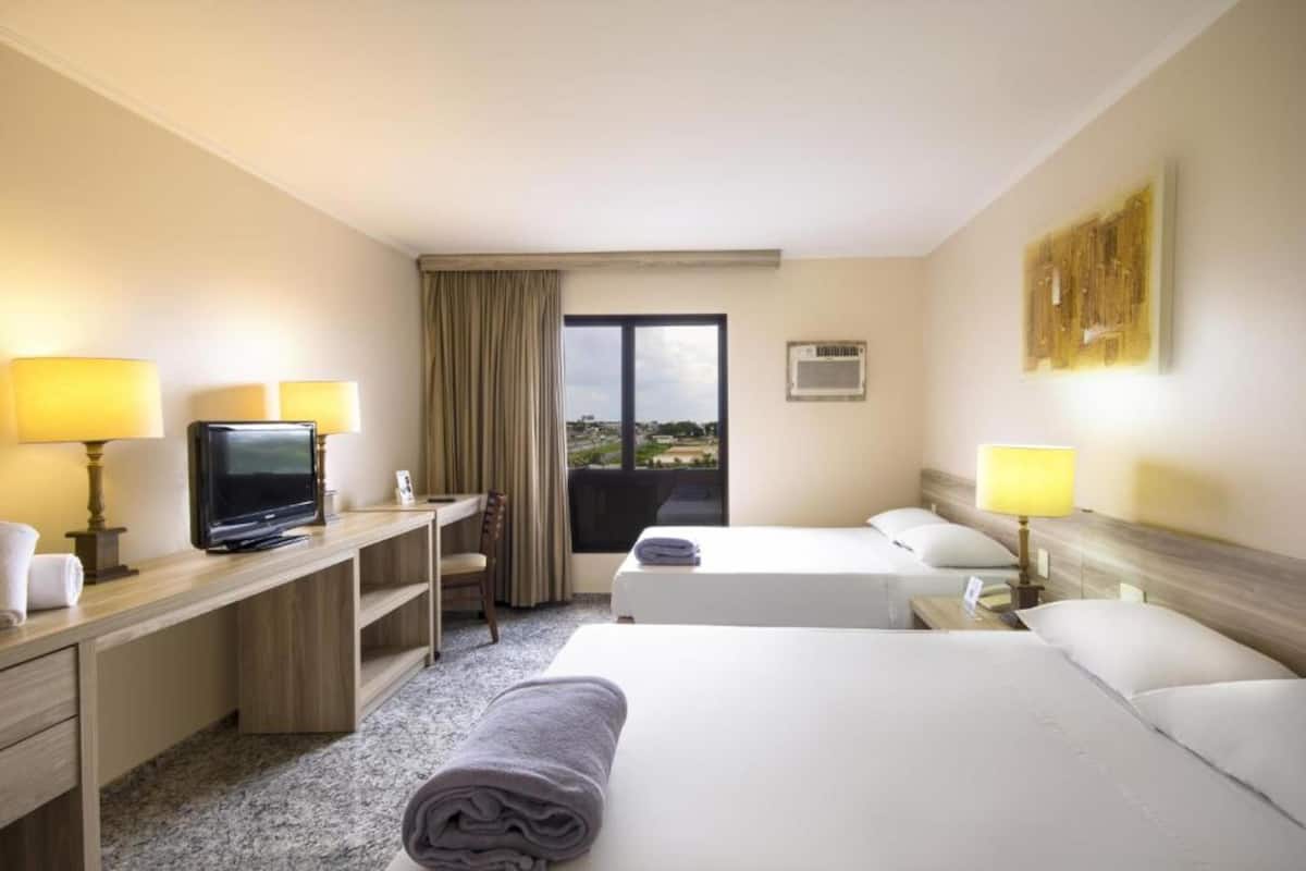 Standaard kamer, 2 tweepersoonsbedden | Een minibar, een kluis op de kamer, een bureau, gratis wifi