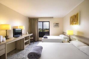 Standaard kamer, 2 tweepersoonsbedden | Een minibar, een kluis op de kamer, een bureau, gratis wifi