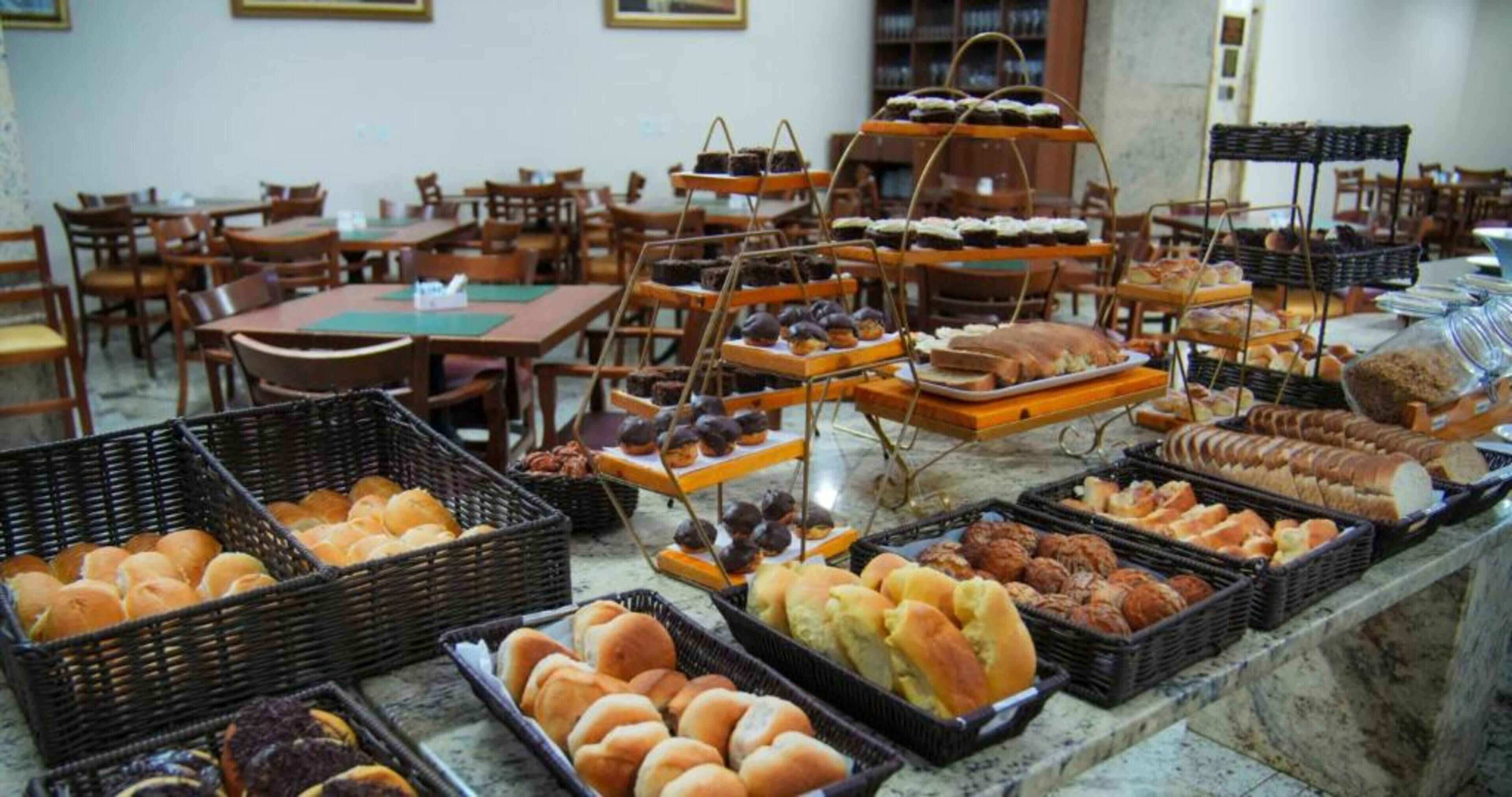 Un bufé con diversas opciones de panadería y repostería.