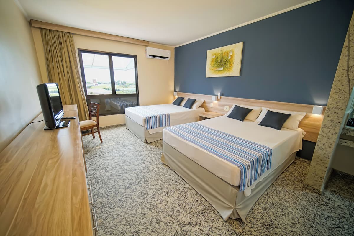 Executive tweepersoonskamer, 2 tweepersoonsbedden | Een minibar, een kluis op de kamer, een bureau, gratis wifi