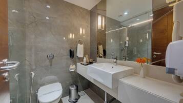 Studio Suite | Kamar mandi | Shower, perlengkapan mandi gratis, pengering rambut, dan sandal