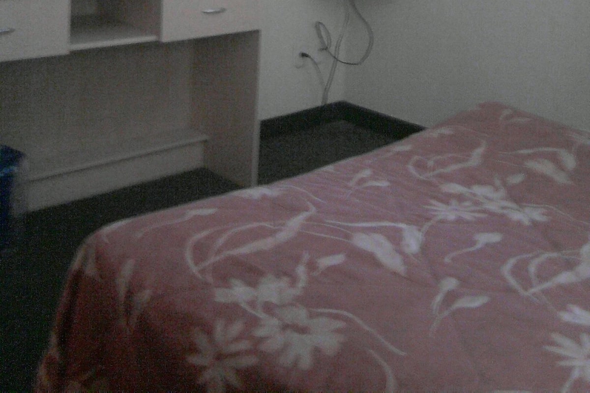 Camas con pillow-top y caja de seguridad en la habitación