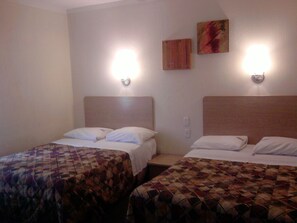 Colchones con pillow-top y caja de seguridad en la habitación 