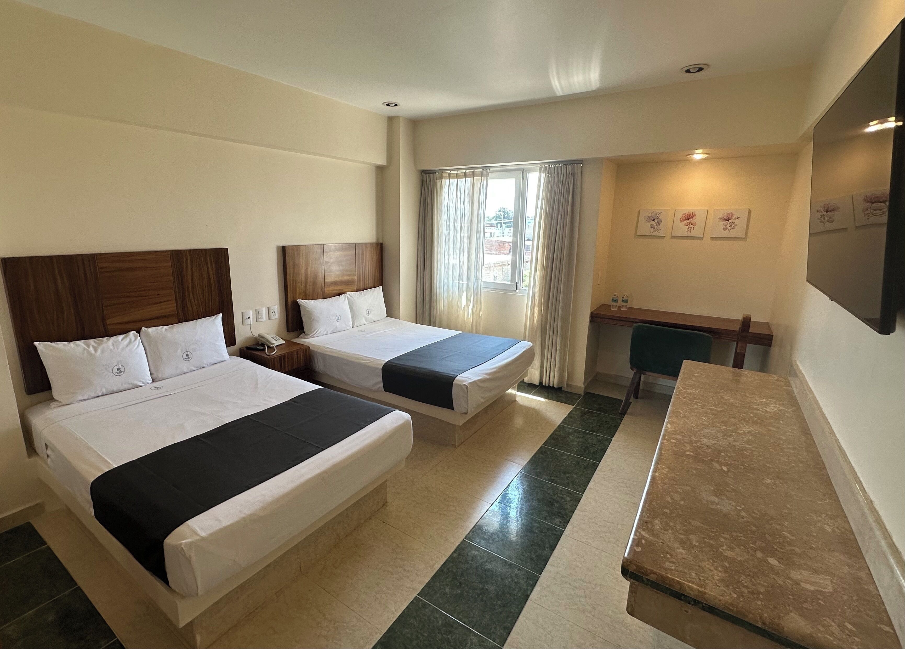 Rideaux occultants, fer et planche à repasser, Wi-Fi gratuit