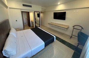 Blackout drapes, iron/ironing board, free WiFi, bed sheets - Hotel Real Del Sol  (Guadalajara)