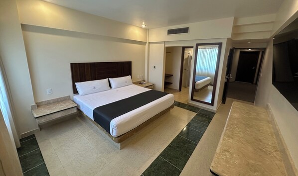 Standard Room | Blackout drapes, iron/ironing board, free WiFi, bed sheets - Hotel Real Del Sol – Zona Expo Industrial (Guadalajara)