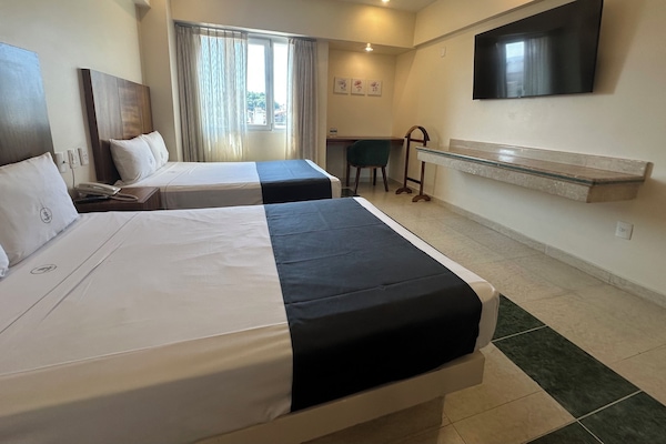 Cortinas blackout, tabla de planchar con plancha y wifi gratis