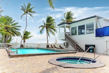 Outdoor pool, open 7:00 AM to 7:00 PM, sun loungers at Rainbow Bend Resort