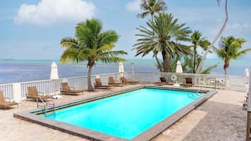 Piscine extérieure, chaises longues