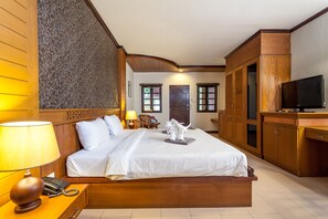 Habitación Deluxe | Caja fuerte, escritorio, cortinas opacas y tabla de planchar con plancha