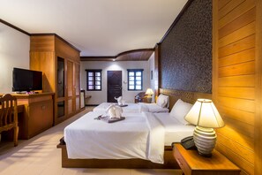 Quarto luxo | Cofres nos quartos, escrivaninha, cortinas blackout