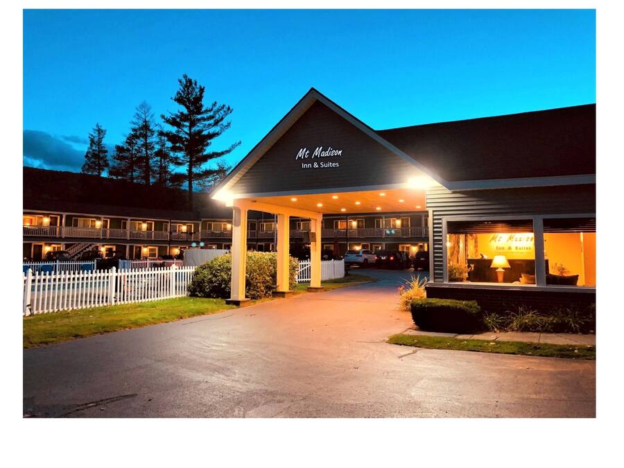 Fachada de la propiedad por la tarde o noche