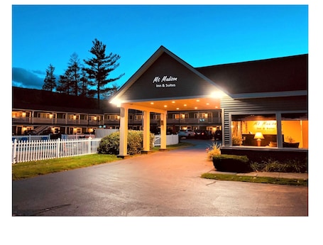 Front of property – evening/night. Mt Madison Inn & Suites