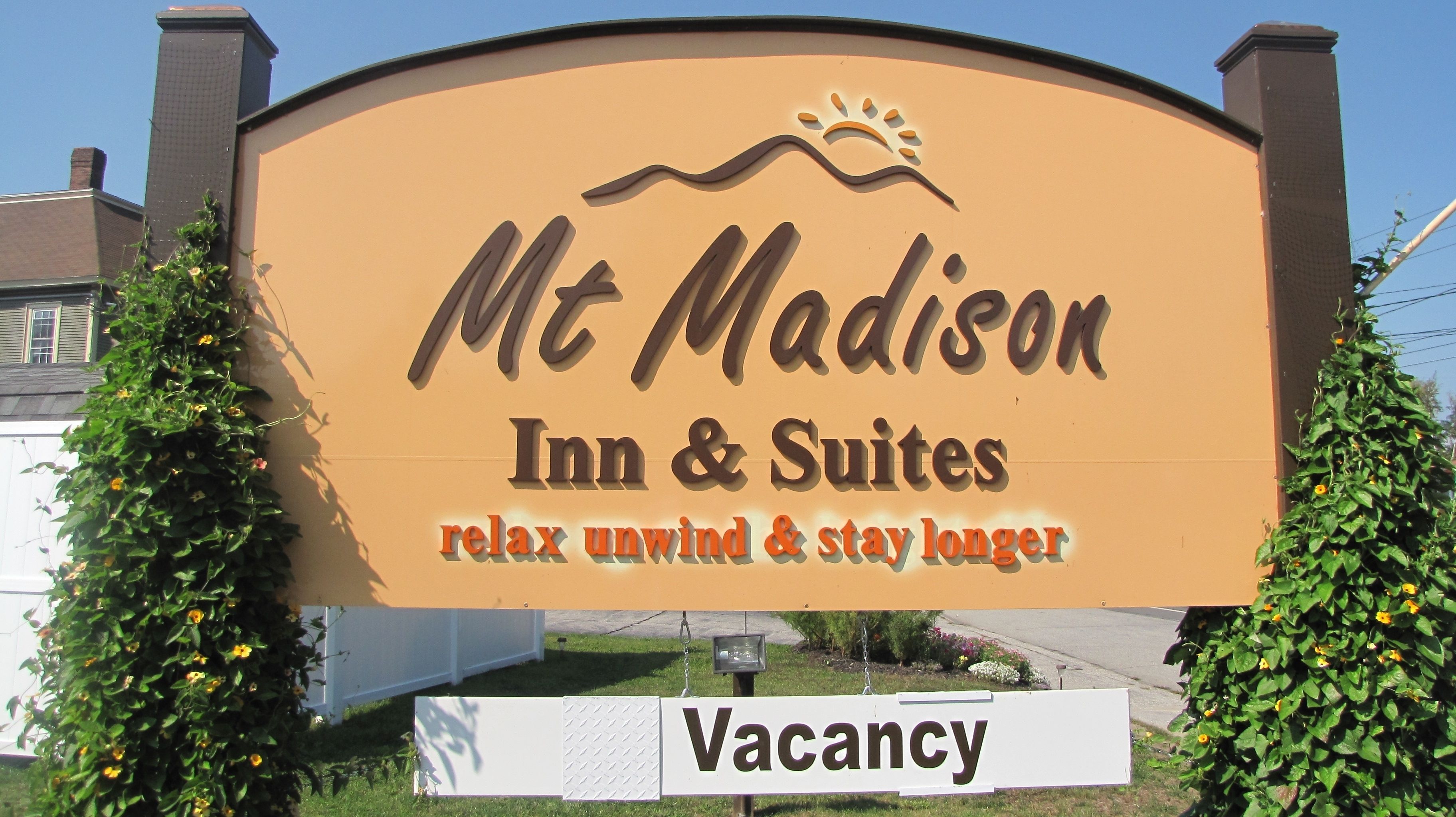 A sign for Mt. Madison Inn & Suites advertising a vacancy.