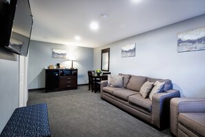 Executive Suite, Multiple Beds (EXECUTIVE SUITE ROOM) | Living room