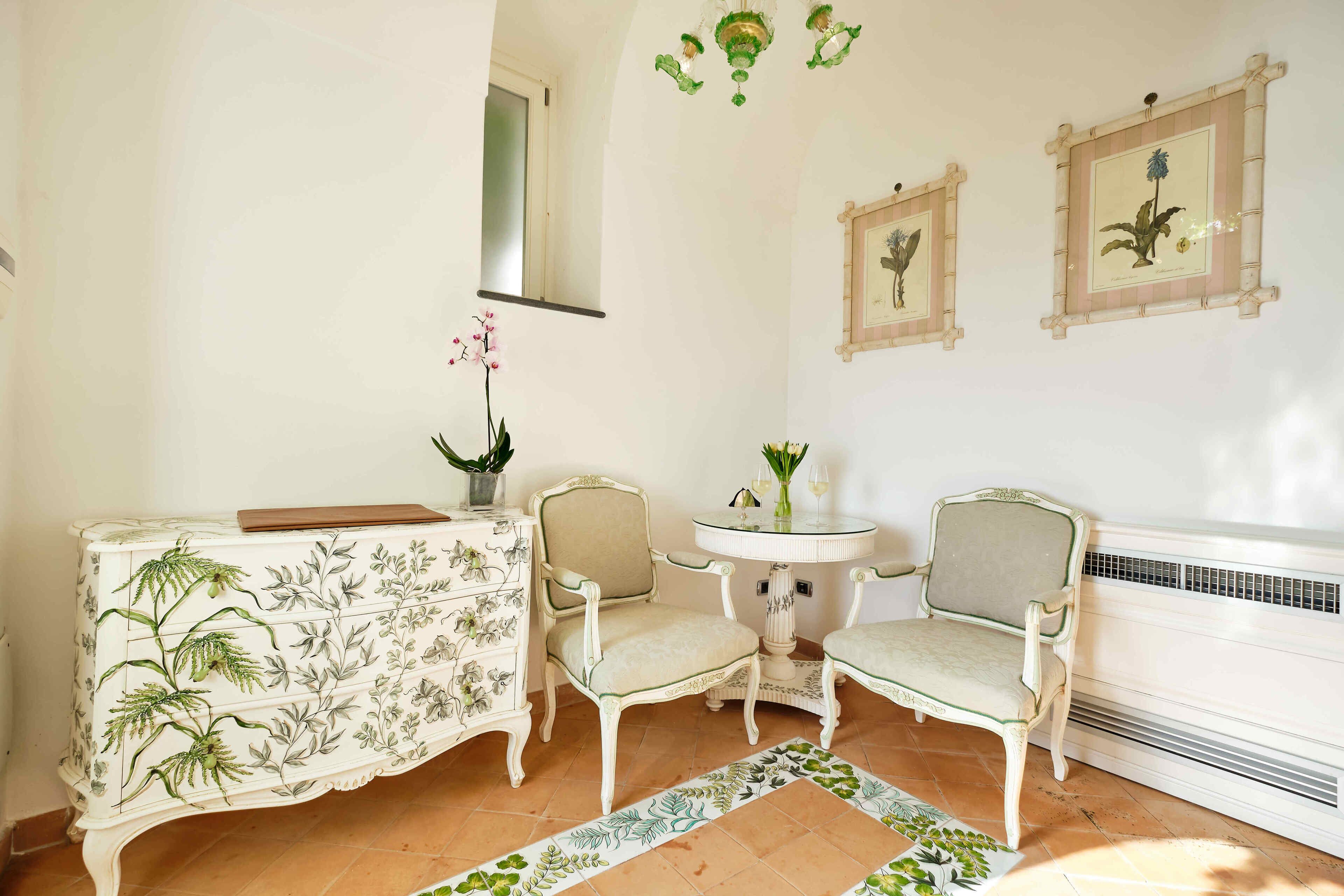 suite (herbarium) | living area | flat-screen tv