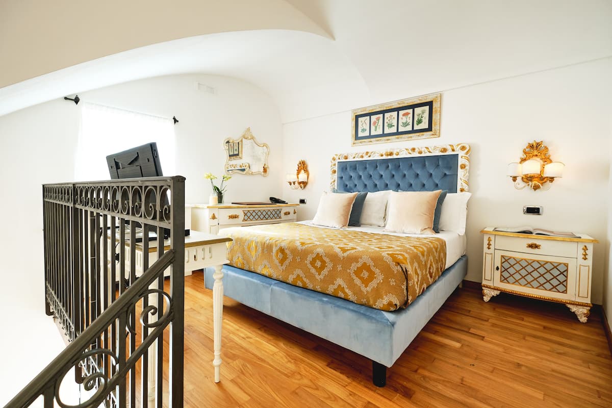 Suite | Luxe beddengoed, een minibar, een kluis op de kamer, een bureau