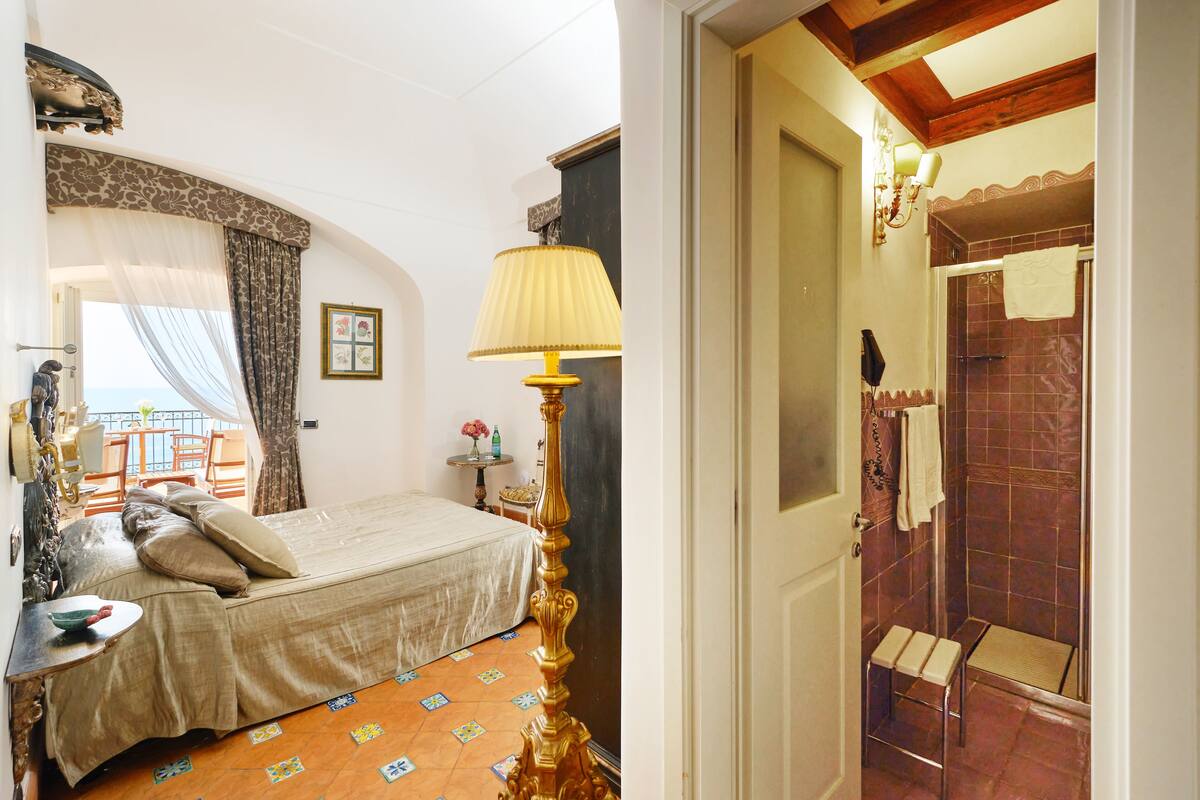 Superior kamer | Luxe beddengoed, een minibar, een kluis op de kamer, een bureau