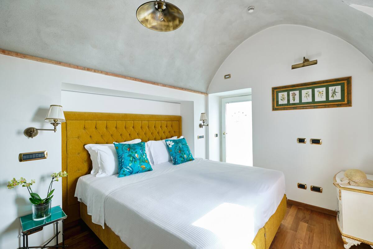Kamer | Luxe beddengoed, een minibar, een kluis op de kamer, een bureau