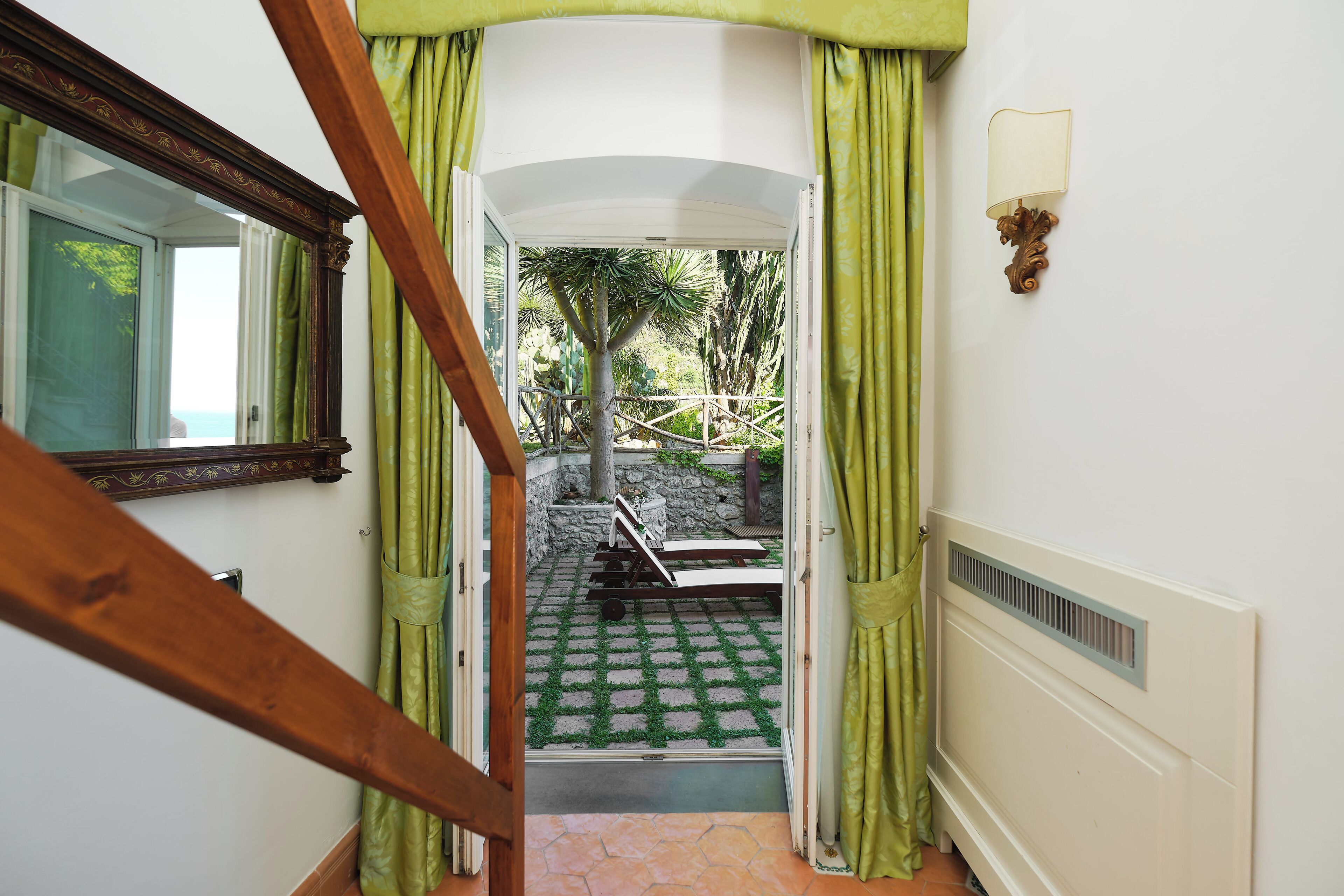 comfort room | terrace/patio