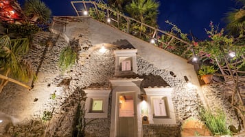 Grotto Suite | 高档床上用品、迷你吧、客房内保险箱、特色装修