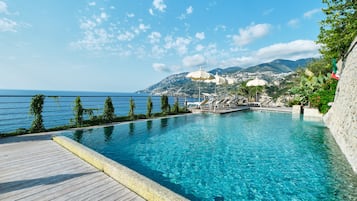 Udendørs pool, åben fra kl. 10.00 til kl. 19.00, parasoller, liggestole