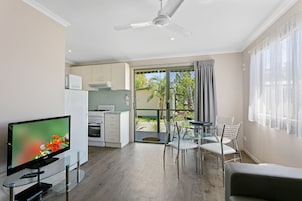 Banksia 2 Bedroom  Cabin | Zona de estar | Una televisión de pantalla plana