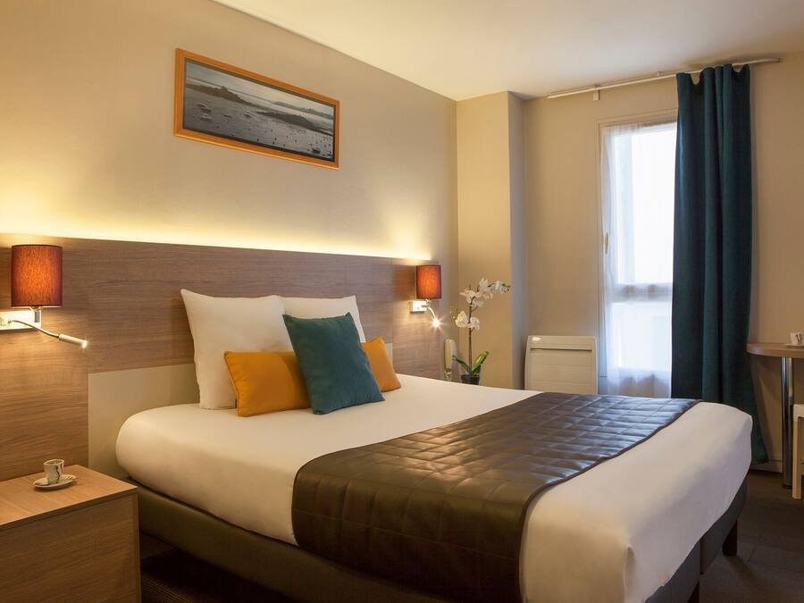 Familie driepersoonskamer | Een bureau, verduisterende gordijnen, geluiddichte muren