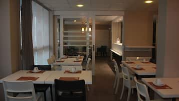 Daily continental breakfast (EUR 11.20 per person)
