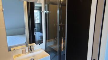 Elegance Double room | Bathroom | Shower, hair dryer, towels