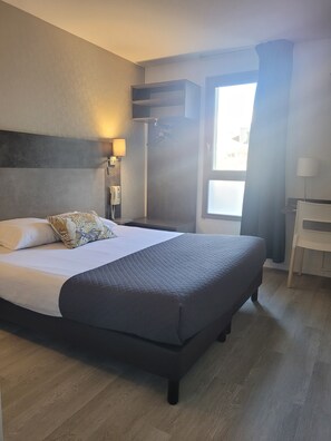 Habitación | Escritorio, cortinas opacas, sistema de insonorización