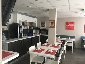 Tägliches kontinentales Frühstück (11.20 EUR pro Person)