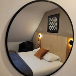 Desk, blackout curtains, soundproofing, iron/ironing board - The Originals City, Hôtel Novella Nantes Centre Gare (Nantes)